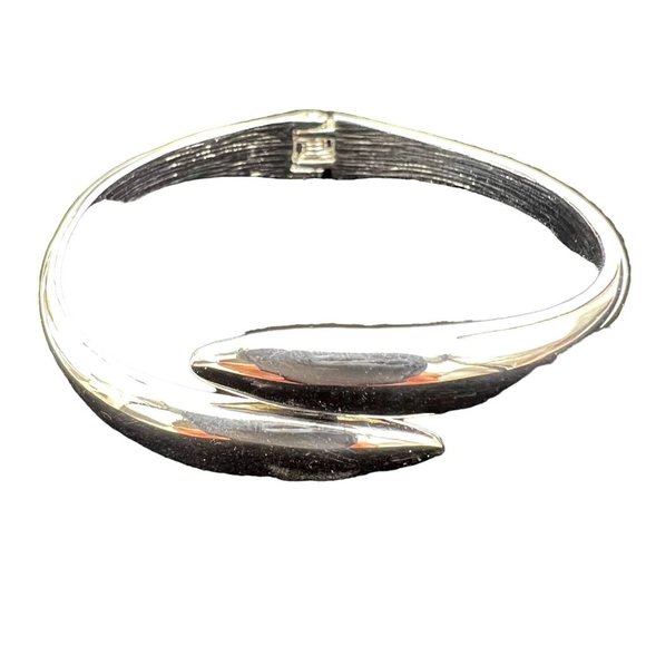 Bancroft Callan Bracelet 8 inch Silver Tone Hinge Open NWOT - Picture 2 of 3